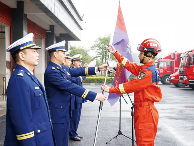 Yuchai excavator participated in the Yulin Fire Brigade's flag presentation ceremony as a key equipment